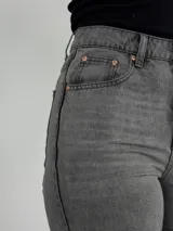Pantalón gris de jean, corte wide leg, con bolsillos cargo laterales.