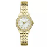 Reloj analógico Guess modelo Colette con caja y malla de acero inoxidable en tono dorado. Presenta una esfera de color blanco nácar con índices de cristal y un bisel decorado con cristales brillantes.