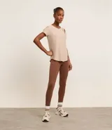 Remera deportiva de microfibra color beige, con cuello redondo y mangas cortas.