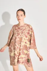 Sweater de punto tipo remerón oversize con diseño batik. Presenta silueta amplia, manga caída y etiqueta tejida con monograma en el frente.