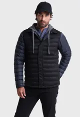 Campera acolchada negra con mangas largas azul marino y capucha gris.