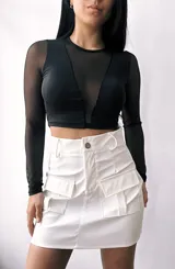 Minifalda blanca de cuero sintético con bolsillos tipo cargo y cinturón incluido.