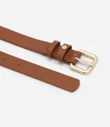 Kit de tres cinturones finos de poliuretano, uno marrón, uno negro y uno blanco, con hebillas metálicas doradas.