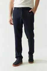 Pantalón de corte regular confeccionado en una mezcla de lino y algodón, con cierre de botón y cremallera, y bolsillos laterales.