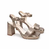 Sandalia de cuero peltre con taco alto ancho y plataforma, tira frontal y pulsera regulable al tobillo con hebilla, punta cuadrada abierta.