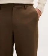 Pantalón de vestir masculino con corte recto y diseño sastre. Presenta cintura con pasantes, cierre tradicional y bolsillos laterales. Confeccionado en tejido de poliéster con un toque de elastano para mayor comodidad.