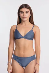 Top de bikini triangular color azul grisáceo con acabado satinado, breteles finos y arandelas metálicas en la unión de los breteles.