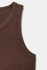 Musculosa de punto rib color marrón con escote redondo y diseño sin mangas.