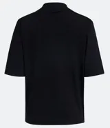 Remera de algodón color celeste con cuello alto y mangas cortas.