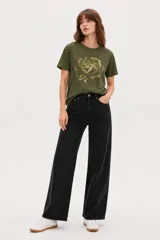 Remera de manga corta color verde militar, con cuello redondo y diseño holgado. Cuenta con un estampado frontal de una rosa con detalles metalizados dorados.