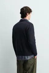 Sweater polo de punto de mezcla de algodón en color negro, con cuello solapa, abertura frontal y mangas largas con acabado en rib.
