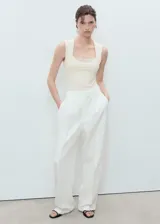 Top entallado sin mangas, color beige, con escote cuadrado y tirantes anchos.