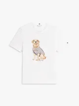 Remera blanca de manga corta Tommy Hilfiger, confeccionada en algodón, con cuello redondo y estampa frontal de un perro golden retriever con suéter a rayas.