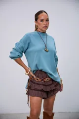 Sweater de punto color menta, con cuello redondo, mangas largas y aberturas laterales en el dobladillo.