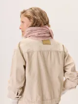 Bufanda gruesa de lana, color rosa claro con motas rosadas y blancas, tejida con punto grueso y textura afelpada.