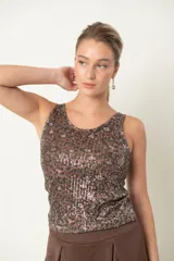 Top sin mangas con estampado animal print de leopardo en tonos beige, marrón y negro, con lentejuelas plateadas bordadas.