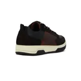 Zapato acordonado de cuero color marrón, con detalles en negro y suela blanca.
