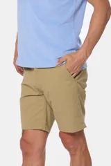 Bermuda color beige con cintura elastizada, bolsillos laterales y traseros.