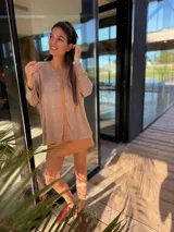 Sweater de tejido fino de viscoza color verde agua, con una tira vertical de cuero ovino en el centro.