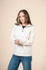 Cardigan de punto color crema, con cuello alto y cierre frontal parcial, de manga larga y diseño holgado.