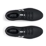 Championes de running Under Armour modelo UA Charged Surge 4 para hombre. Presentan una capellada de malla transpirable color negro con refuerzos sintéticos y entresuela Charged Cushioning blanca para una amortiguación reactiva.