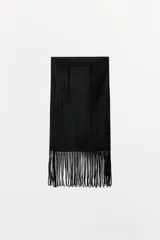 Falda midi de tiro medio en color negro, confeccionada con un diseño de tiras verticales combinadas a tono y bajo terminado en flecos largos. Incluye forro interior y cierre lateral con cremallera oculta.