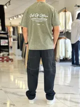 Remera oversize color verde militar con efecto acid wash y estampa en la espalda con la leyenda "Out Of Office".