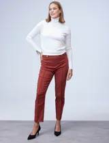 Pantalón negro de gabardina elastizada, corte slim, con pretina ancha con aplique de botones y largo de pierna pespunteado.