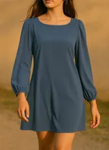 Vestido corto azul con mangas largas abullonadas y puños elásticos.