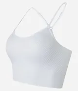 Top deportivo blanco Get Over con copa, sin costuras y diseño texturizado con detalles en diagonal. Cuenta con escote redondo y breteles finos ajustables.