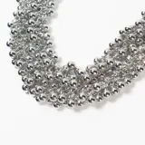 Collar de diseño tipo pechera compuesto por múltiples eslabones de cadena y pequeñas esferas metálicas plateadas, con cierre de mosquetón.