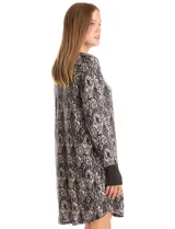 Camisón de manga larga con diseño a rayas horizontales grises y negras. Presenta escote redondo y puños elásticos en color negro sólido.