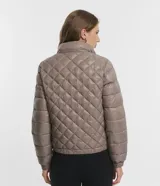 Campera Marfinno de cuello alto con cierre frontal, bolsillos laterales y diseño capitoneado con efecto acolchado.