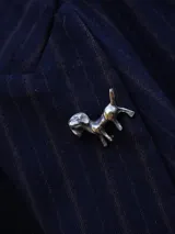 Pin metálico con forma de perro, con acabado plateado y diseño detallado.