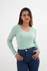 Sweater de manga larga, color verde menta, con textura de tejido acanalado vertical y escote redondo.