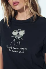 Remera blanca de manga corta con estampa frontal de un personaje con lentes de sol y la frase "Llegué tarde porque no quería venir". Tiene silueta relajada y calce cómodo, con un corte asimétrico en el bajo.