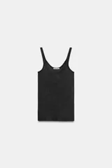 Musculosa de punto rib color gris oscuro, de corte slim fit con escote redondo y tirantes finos.