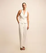 Pantalón de vestir blanco de tela texturizada, corte recto y tiro alto.