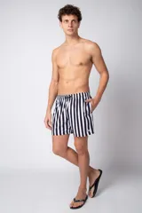 Short de baño con diseño de rayas verticales en blanco y negro, con cintura elástica ajustable mediante cordón y logo metálico pequeño en el ruedo.