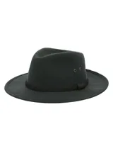 Sombrero tipo fedora de color verde oscuro, confeccionado en canvas engrasado resistente al agua. Presenta una cinta trenzada decorativa en la base de la copa y detalles de ojales metálicos laterales.