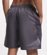 Bermuda deportiva Get Over de tejido plano, con cintura elástica ajustable mediante cordón, bolsillos laterales y recortes con detalle de red en los laterales.