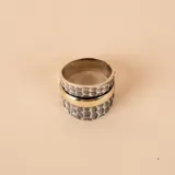 Anillo ancho de plata 925 con textura martillada y banda central de oro liso.