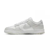 Championes Nike Dunk Low de diseño clásico, confeccionados en cuero sintético con una combinación de colores blanco y negro.