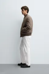 Cazadora bomber marrón con interior efecto pelo, cuello y puños de rib elástico, bolsillos de vivo en cadera, bolsillo interior y cierre frontal con cremallera.