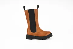 Bota de cuero color marrón, de caña alta con elástico lateral, plantilla de cuero con espuma confort y suela de goma.