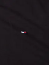 Remera de cuello redondo y manga corta, confeccionada en mezcla de algodón elástico. Presenta un corte regular y el logo de la marca bordado en el pecho.
