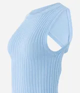 Musculosa de viscosa con textura acanalada, cuello redondo y abertura cruzada en la espalda.