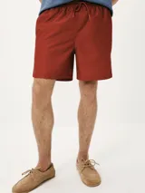 Short de baño rojo con cintura elástica y bolsillos laterales.