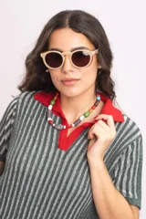 Vestido corto de tejido de punto a rayas verticales en tonos verde y gris, con mangas cortas y cuello polo rojo en contraste.