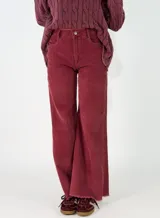 Pantalon de pana de corte recto y tiro medio, con diseño de pierna ancha y ruedo desflecado. Cuenta con cierre frontal y bolsillos laterales.